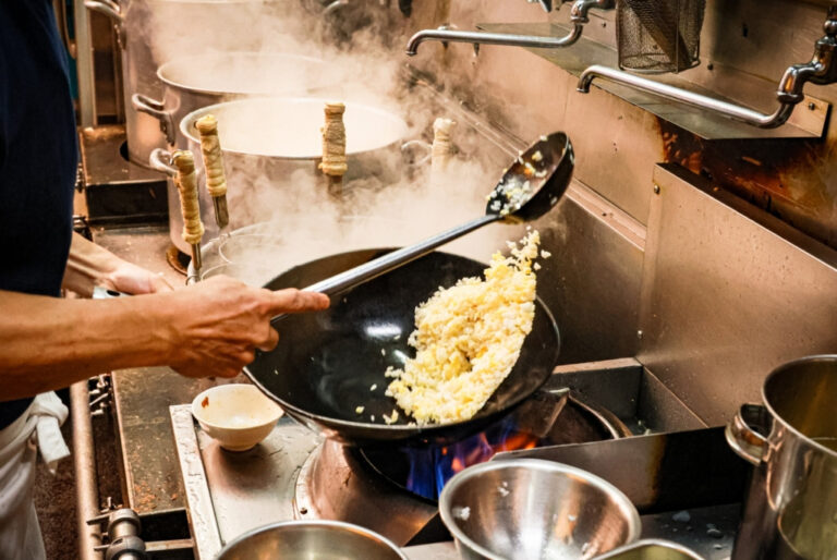 “暗黙の了解”からの卒業！人を活かす飲食店の多店舗経営は仕組みの可視化から始まる